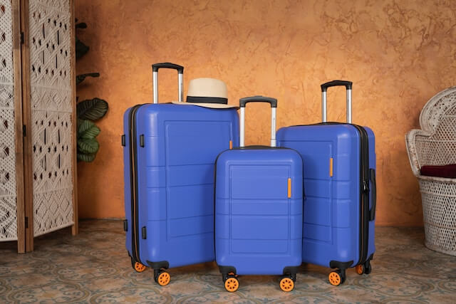 スーツケースが三つ並んでいる